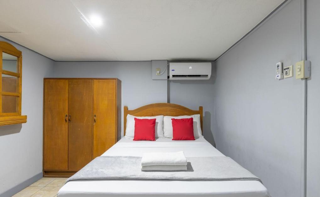 Oyo 722 Slouch Hat Inn Manila Exterior photo